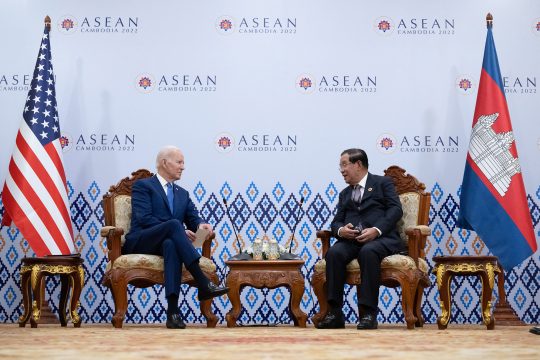 US-Präsident Joe Biden mit dem Premier von Kambodscha Hun Sen (Bild: Saul Loeb/AFP)