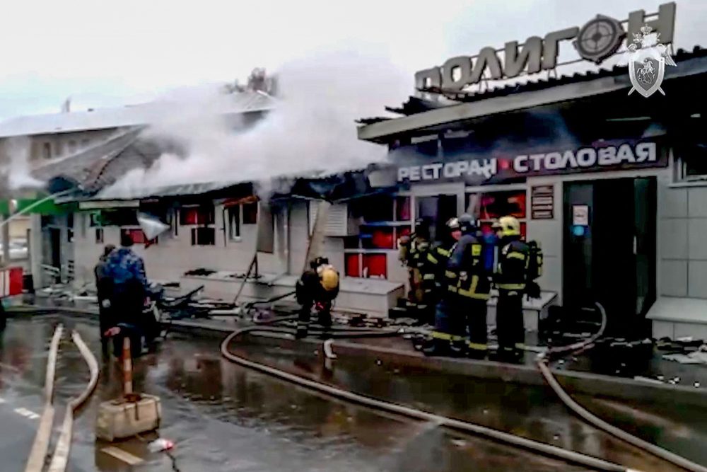 Feuerwehrleute im Einsatz im Nachtclub im russischen Kostroma (Bild: Handout/Russian Investigative Commitee/AFP)