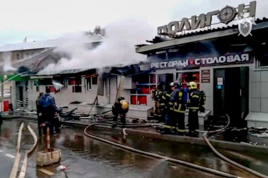 Feuerwehrleute im Einsatz im Nachtclub im russischen Kostroma (Bild: Handout/Russian Investigative Commitee/AFP)