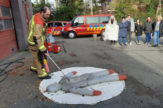 Brandschutzübung: Feuerwehr schult Betriebe (Bild: Chantal Delhez/BRF)