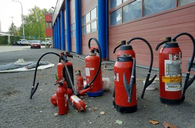 Brandschutzübung: Feuerwehr schult Betriebe (Bild: Chantal Delhez/BRF)