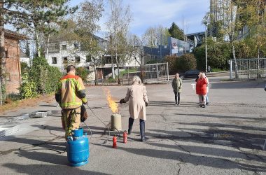Brandschutzübung: Feuerwehr schult Betriebe (Bild: Chantal Delhez/BRF)