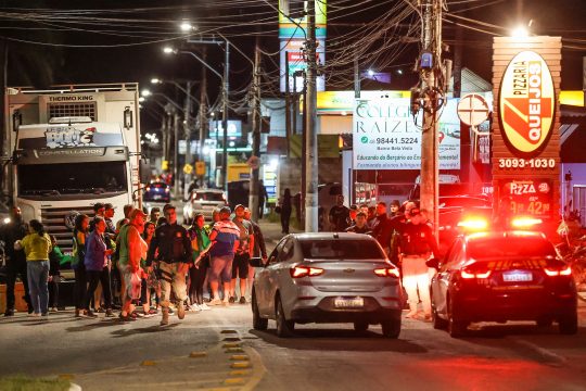 Anhänger von Jair Bolsonaro, vor allem Lastwagenfahrer, blockieren den Verkehr in Palhoca, in der Metropolregion Florianopolis im brasilianischen Bundesstaat Santa Catarina (Bild: Anderson Coelho/AFP)