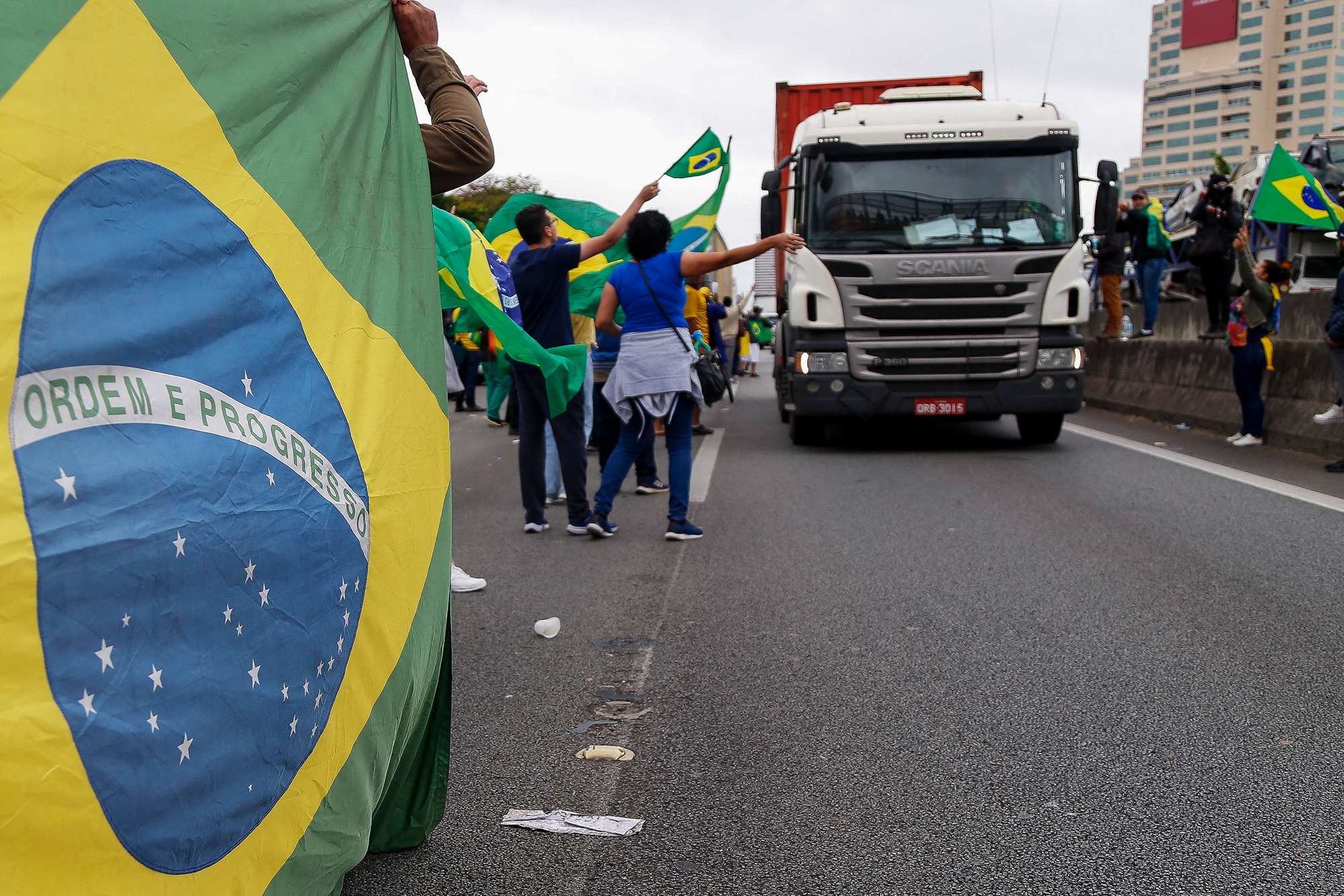 Bolsonaro-Anhänger blockieren eine Autobahn in der Nähe von Sao Paulo (Bild: Miguel Schincariol/AFP)