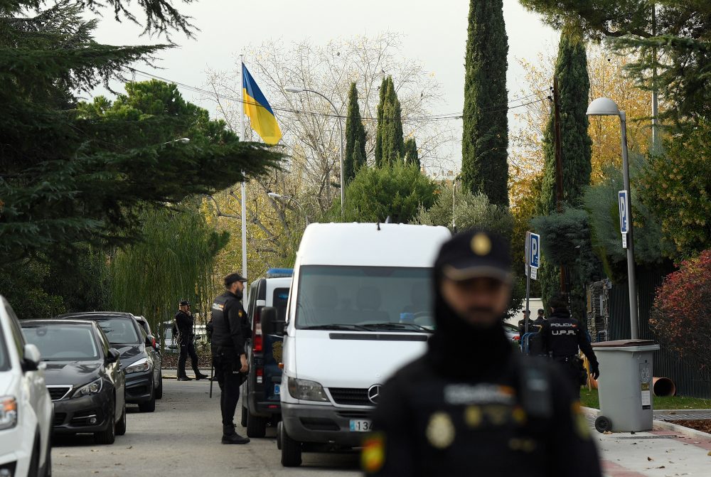 Eine Briefbombe explodierte im November 2022 in der Ukraine-Botschaft in Madrid (Bild: Oscar Del Pozo/AFP)