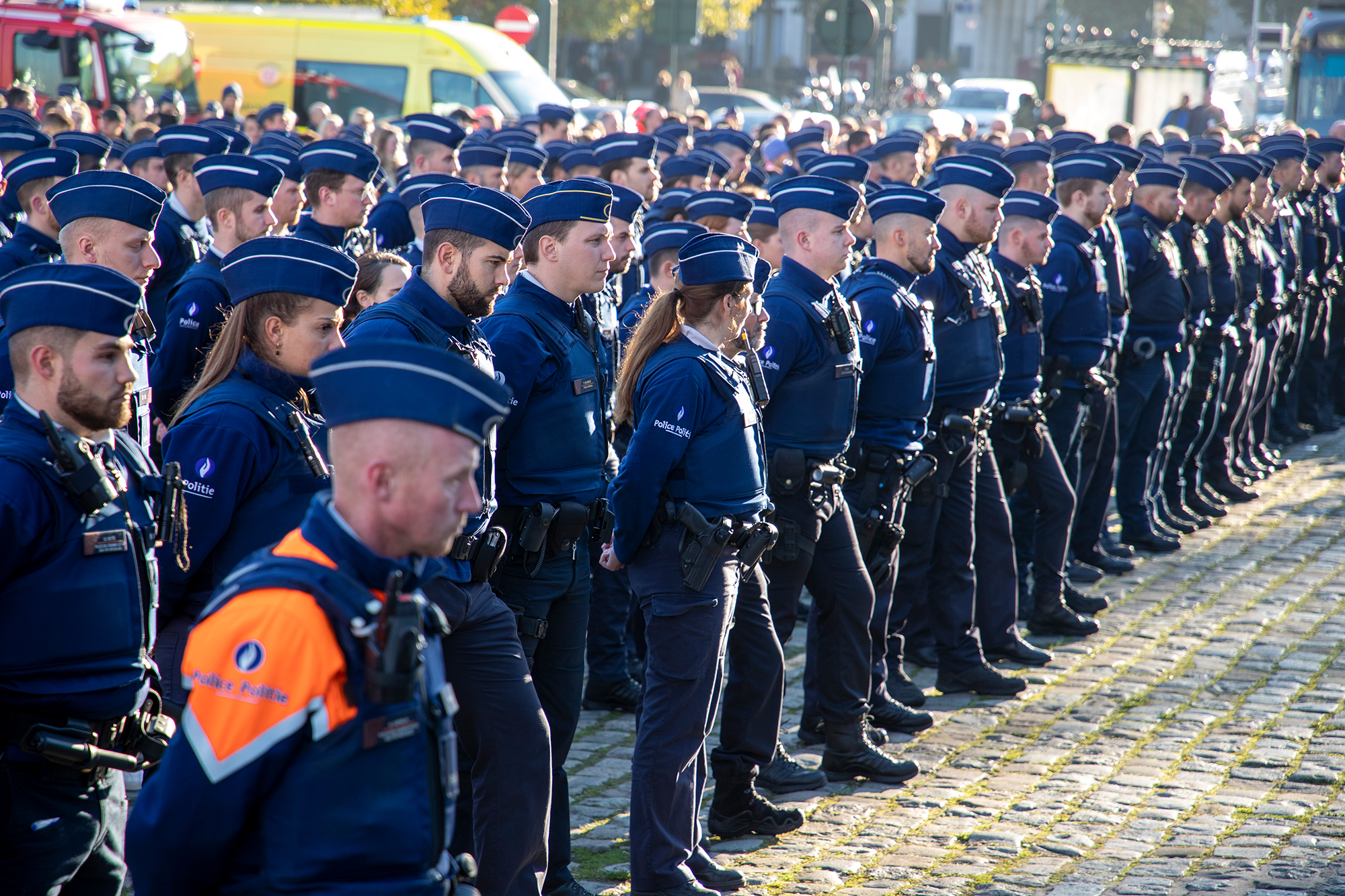 Schweigeminute für getöteten Polizisten vor Brüsseler Justizpalast (Bild: Nicolas Maeterlinck/Belga)