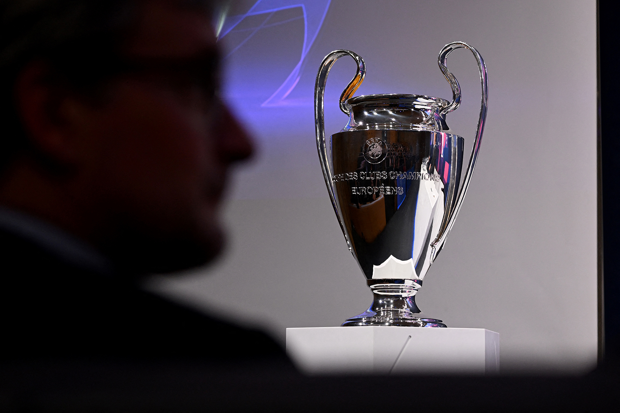 Das Objekt der Begierde: der Champions-League-Pokal (Bild: Fabrice Coffrini/AFP)