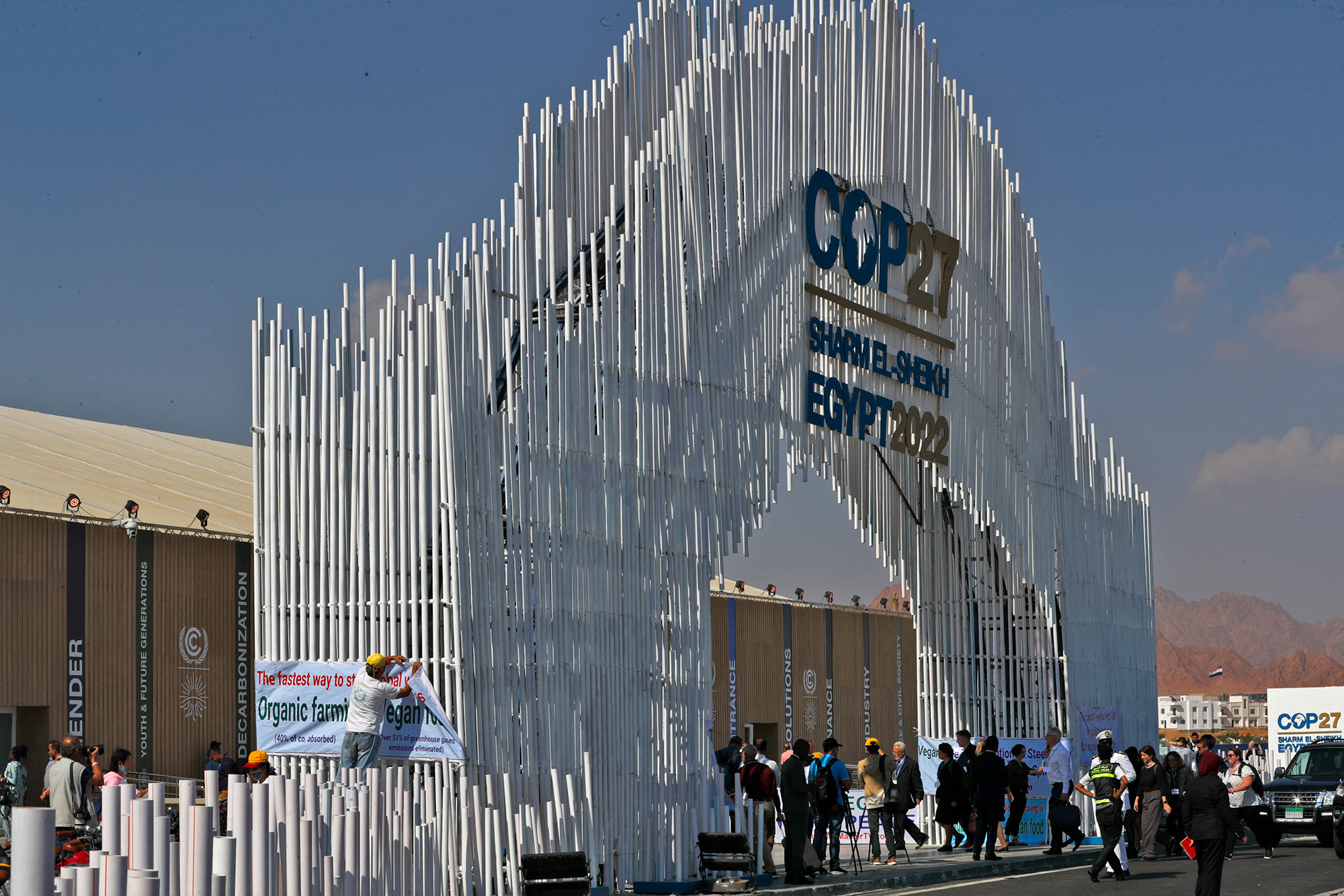 Haupteingang des "Sharm el-Sheikh International Convention Centre" während des COP27-Klimagipfels (Bild: Mohammed Abed/AFP)