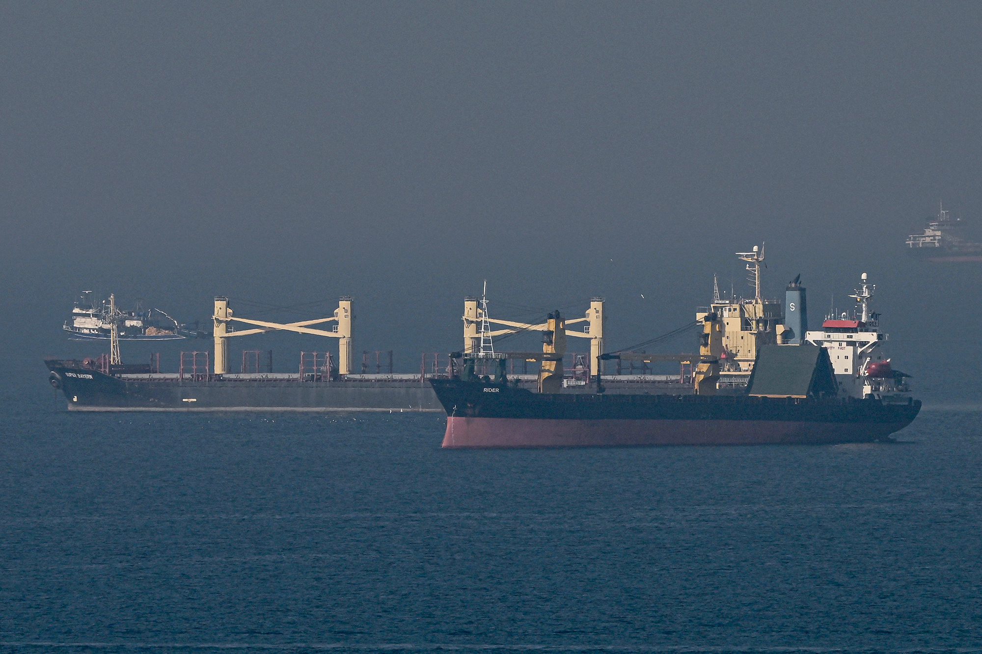 Transportschiffe mit Getreide auf dem Weg nach Istanbul (Bild: Ozan Kose/AFP)