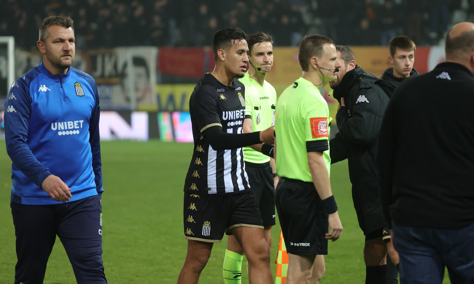 Charlerois Torschütze Nadhir Benbouali ist fassungslos, da sein Treffer wegen des Spielabbruchs wohl umsonst war (Bild: Virginie Lefour/Belga)