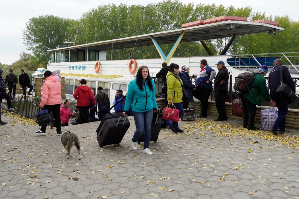 Bürger aus Cherson kommen in der benachbarten Stadt Oleshky an, nachdem sie den Fluss Dnipro auf einem Passagierboot überquert haben (Bild: Stringer/AFP)