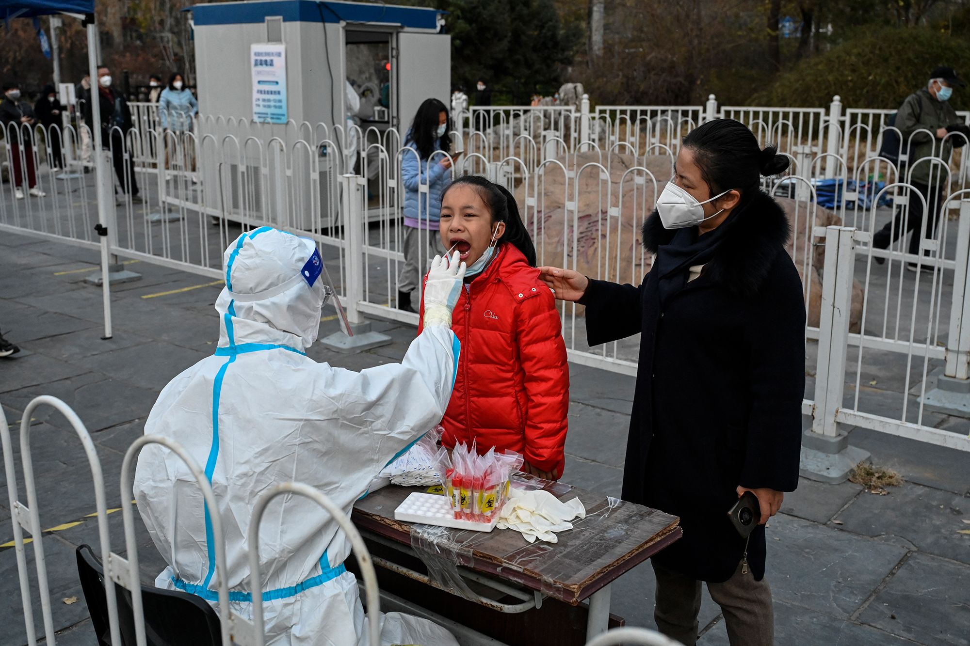 An vielen Stellen in Chinas Hauptstadt Peking gibt es Corona-Teststationen (Bild: Jade Gao/AFP)
