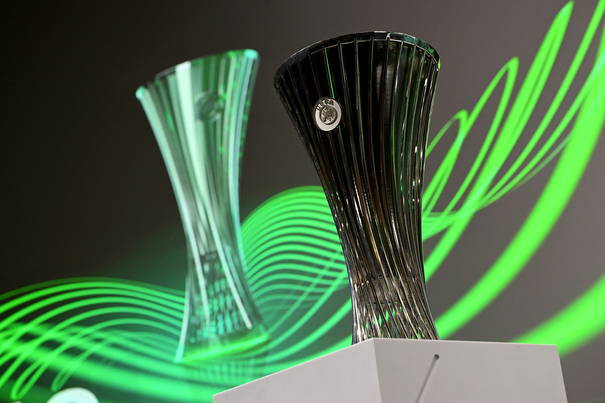 Pokal der UEFA Conference League (Bild: Fabrice Coffrini/AFP)