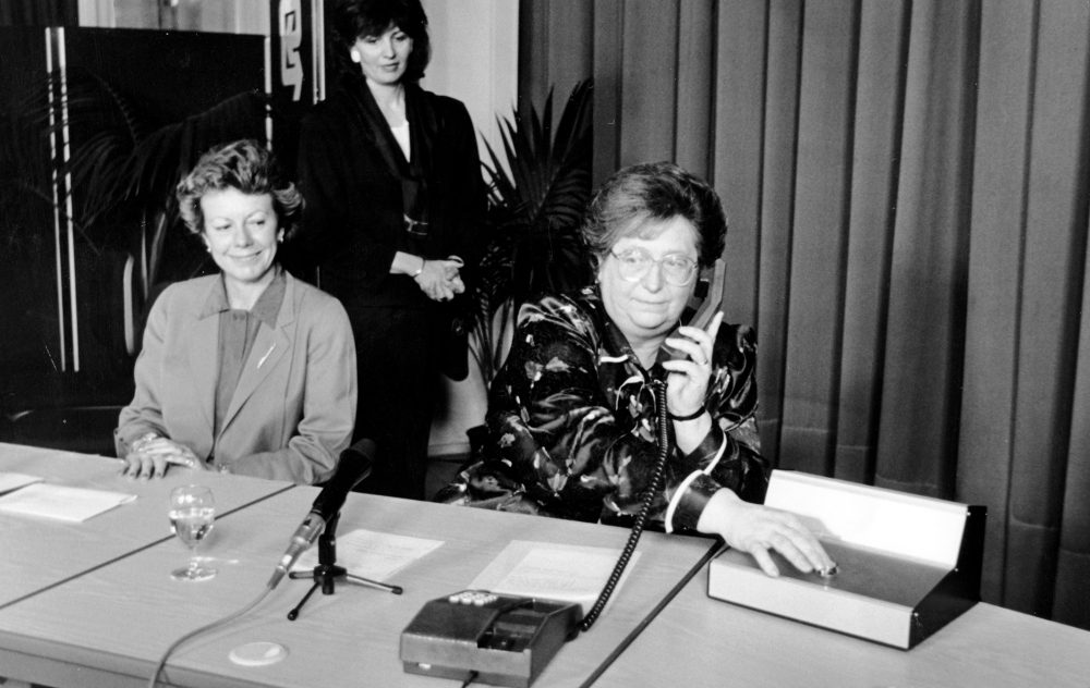 Paula D'Hondt macht den ersten Anruf per Unterwasserkabel nach Großbritannien am 29.10.1986. Links zu sehen ist ihre niederländische Amtskollegin Smit-Kroes (Bild: Belga-Archiv)