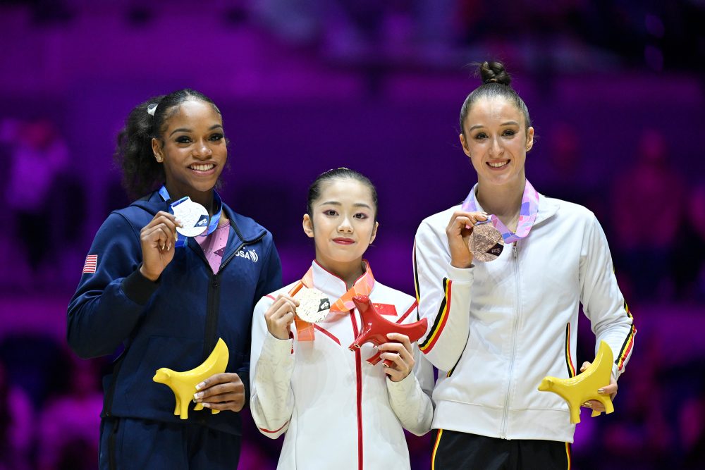 Nina Derwael gewinnt Bronze am Stufenbarren, Gold geht an Xiaoyuan Wei und Silber an Shilese Jones (Bild: Eric Lalmand/Belga)
