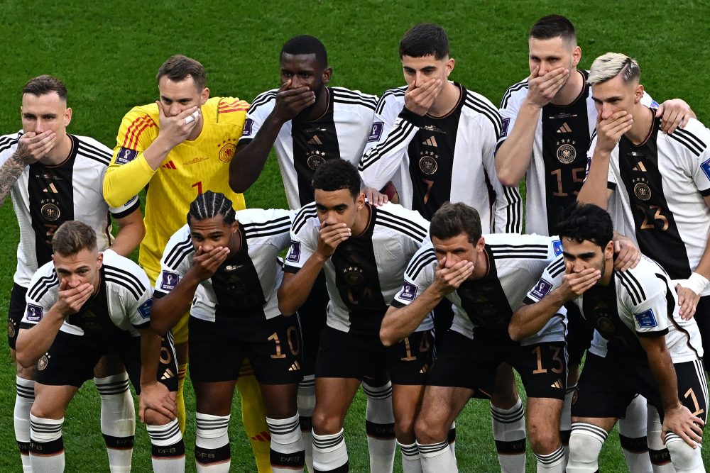 Die deutsche Fußballnationalmannschaft hält sich symbolisch die Hände vor den Mund (Bild: Anne-Christine Poujoulat/AFP)
