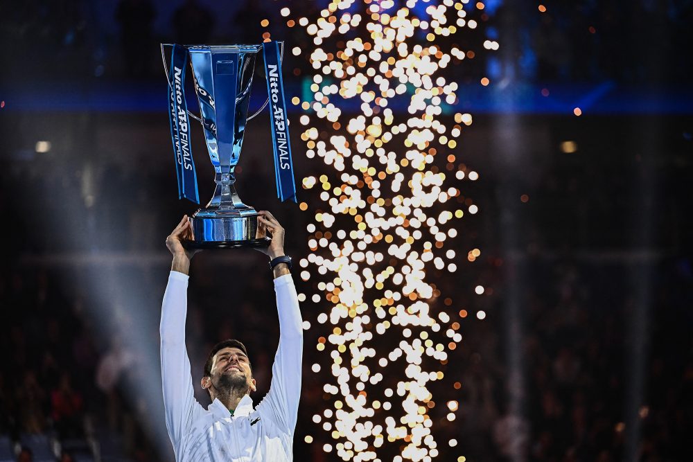 Novak Djokovic mit seinem gewonnenen Pokal bei den ATP Finals (Bild: Marco Bertorello/AFP)