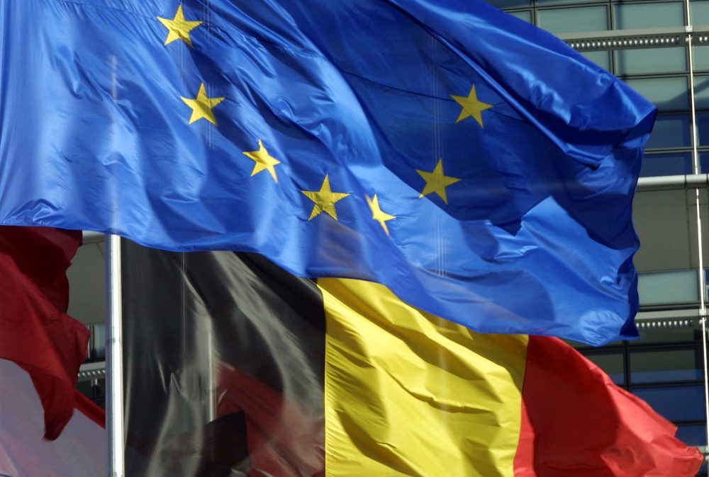 Belgien- und EU-Flagge