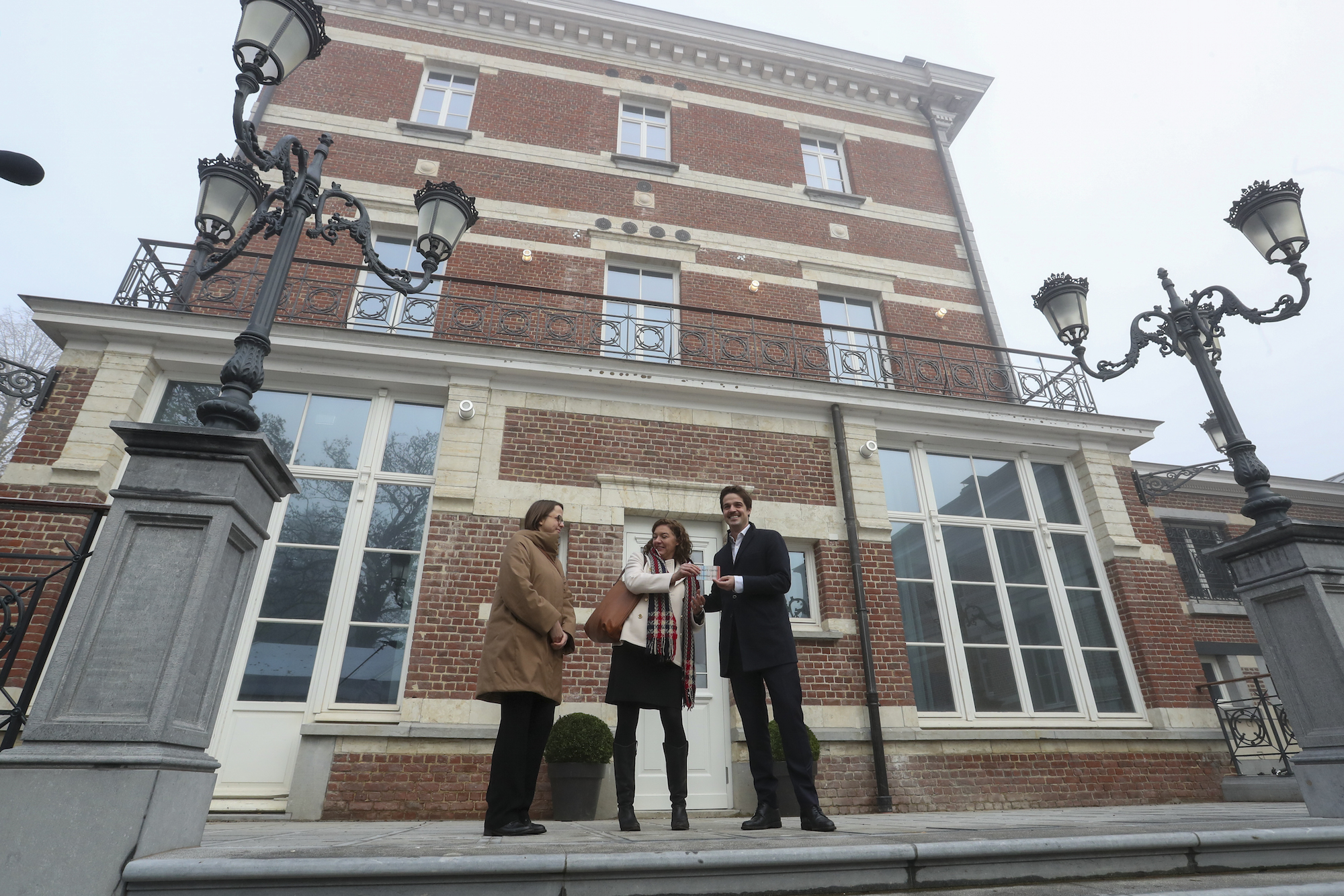 Ella Jamsin (operative Leiterin des Klimazentrums), Valerie Trouet (wissenschaftliche Leiterin des Klimazentrums) und Staatssekretär Thomas Dermine bei der Einweihung des Klimazentrums in Uccle (Bild: Nicolas Maeterlinck/Belga)