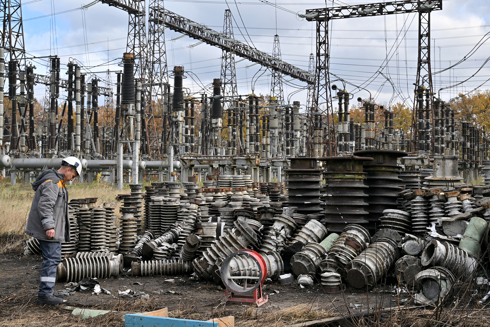 Stark beschädigtes Kraftwerk in der Ukraine (Bild: Sergei Supinsky/AFP)