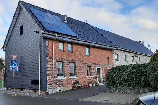 Ein rund 200 Jahre altes Bauernhauses in Kettenis (Bild: Manuel Zimmermann/BRF)