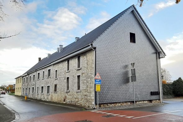 Ein rund 200 Jahre altes Bauernhauses in Kettenis (Bild: Manuel Zimmermann/BRF)