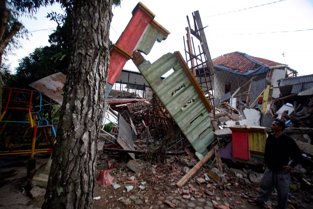 Beschädigte Häuser in Cianjur nach dem Erdbeben auf Indonesiens Hauptinsel Java (Bild: STR/AFP)