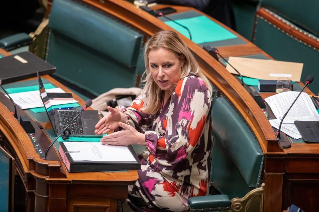 Haushaltsstaatssekretärin Eva De Bleeker am Donnerstag in der Kammer (Bild: Nicolas Maeterlinck/Belga)