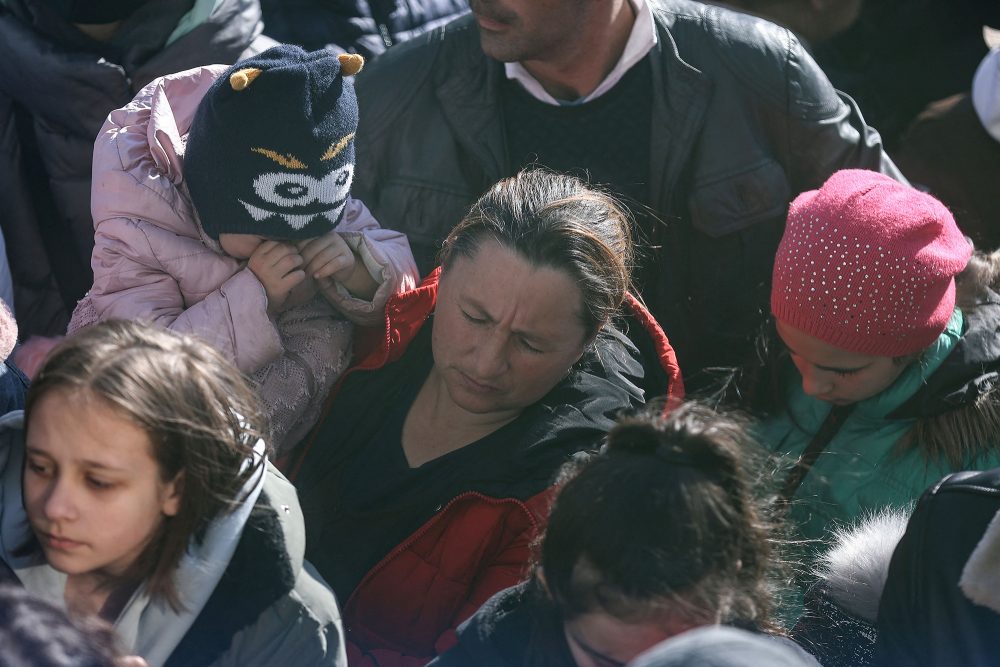 Ukrainische Flüchtlinge warten auf Registrierung in Brüssel (Archivbild: Kenzo Tribouillard/AFP)