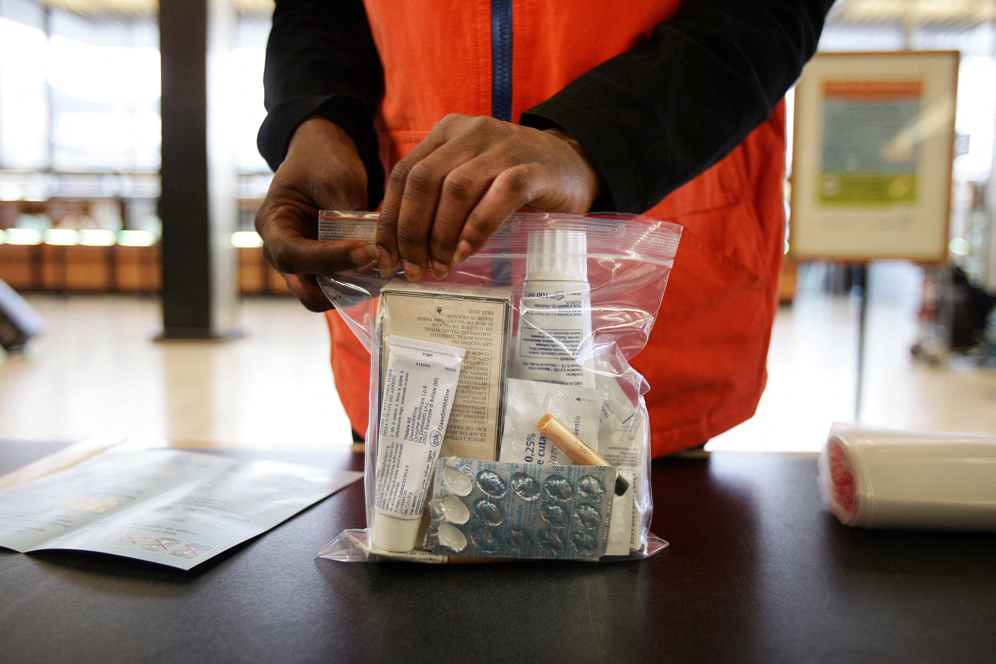 Transparente Beutel zum Transport von Flüssigkeiten im Handgepäck (Bild: Fred Dufour/AFP)