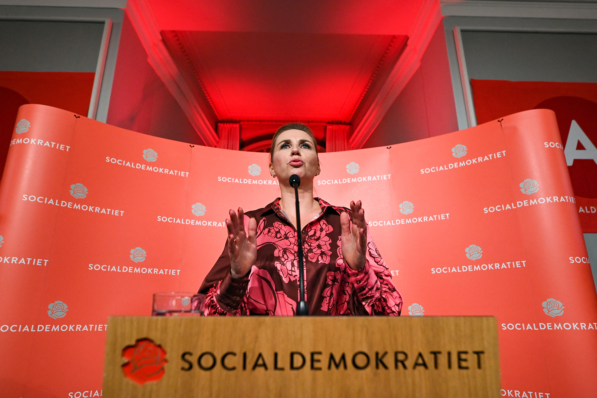 Dänemarks Ministerpräsidentin und Vorsitzende der Sozialdemokratischen Partei, Mette Frederiksen, spricht am Sitz der Sozialdemokratischen Partei in Kopenhagen zu ihren Anhängern (Bild: Jonathan Nackstrand/AFP)