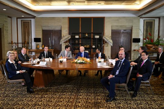 Krisensitzung nach dem Raketeneinschlag in Polen (Bild: Saul Loeb/AFP)