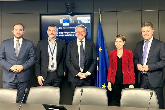 Austausch mit dem EU-Kommissar für Beschäftigung, Nicolas Schmit (Mitte): die EU-Abgeordneten Jeroen Lenaers, Pascal Arimont, Anne Sander und Andreas Schwab (Bild: Büro Arimont)