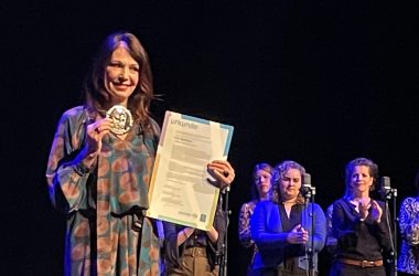 Iris Berben mit Martin-Buber-Plakette (Bild: Michaela Brück/BRF)