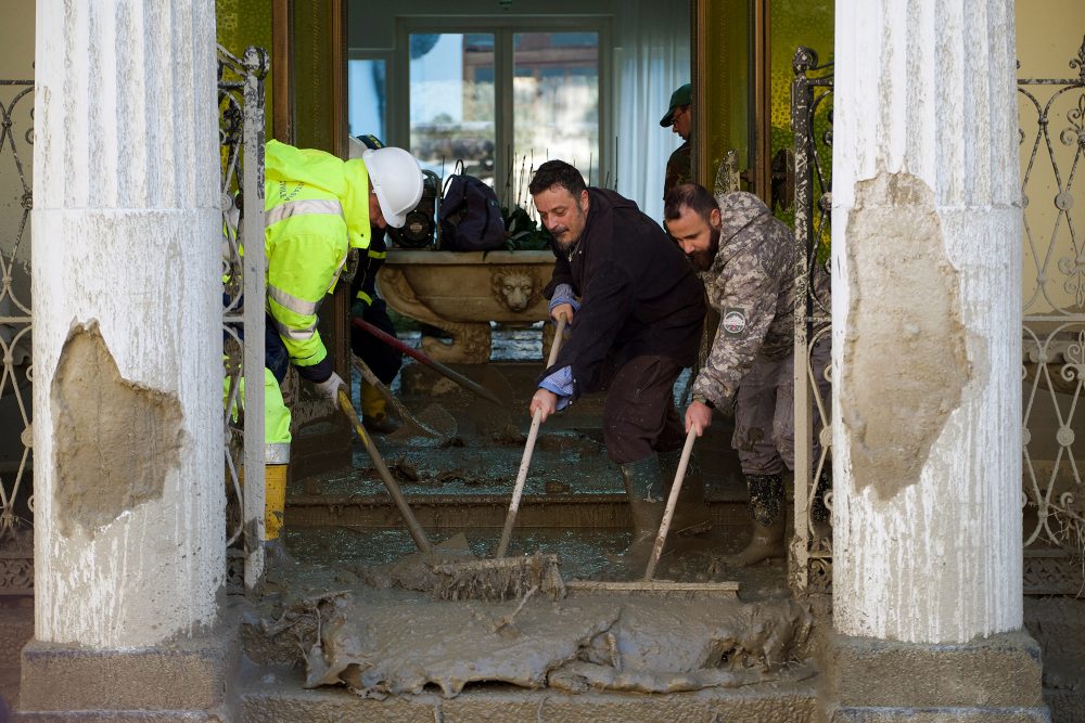 Aufräumarbeiten auf Insel Ischia nach tödlichem Unwetter (Bild: Eliano Imperato/AFP)