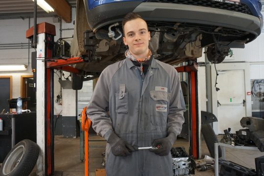 KFZ-Mechatroniker John Wiesemes aus Recht bei der Arbeit (Bild: Dogan Malicki/BRF)