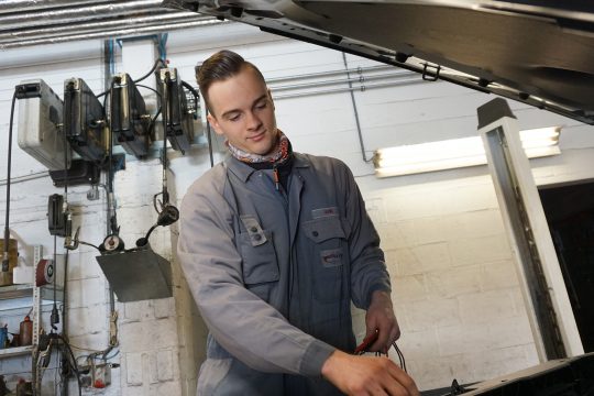 KFZ-Mechatroniker John Wiesemes aus Recht bei der Arbeit (Bild: Dogan Malicki/BRF)