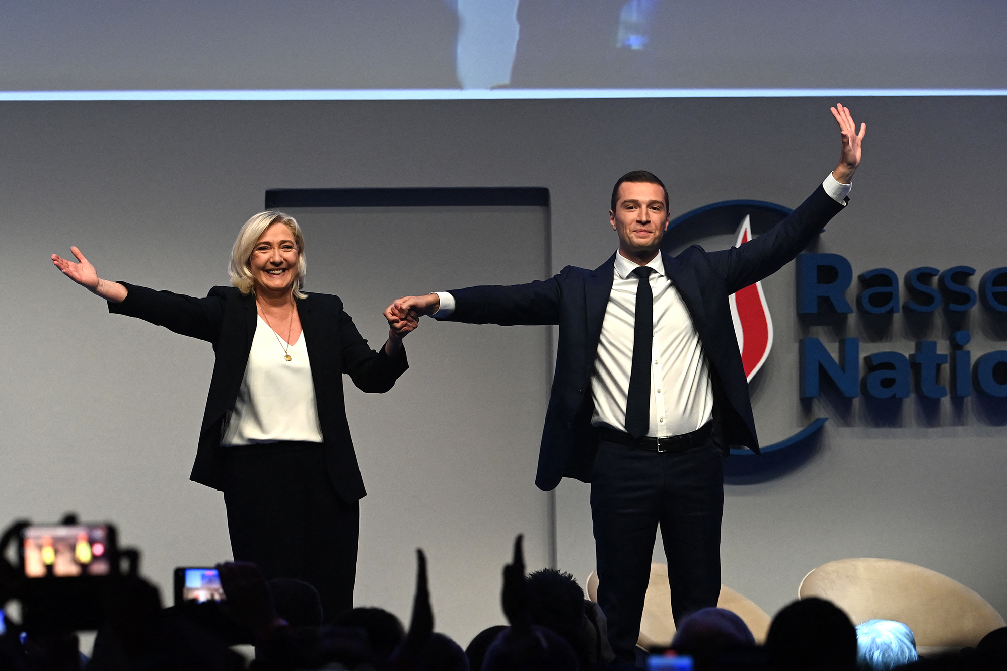 Die Fraktionsvorsitzende der französischen rechtsextremen Partei Rassemblement National (RN), Marine Le Pen, und der neu gewählte RN-Vorsitzende Jordan Bardella (Bild: Alain Jocard/AFP)