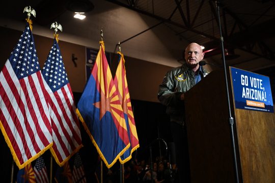 Mark Kelly bei einer Wahlkampfveranstaltung am 2. November (Bild: Patrick T. Fallon/AFP)