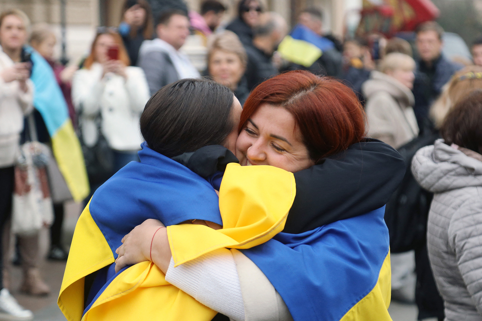 Einwohnerinnen aus Cherson, die nach Odessa geflüchtet waren, liegen sich in den Armen (Bild: Oleksandr Gimanov/AFP)