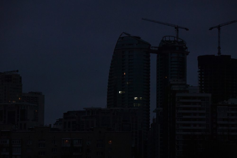 In der ukrainischen Hauptstadt Kiew bleibt es oft dunkel (Bild: Sergei Supinsky/AFP)
