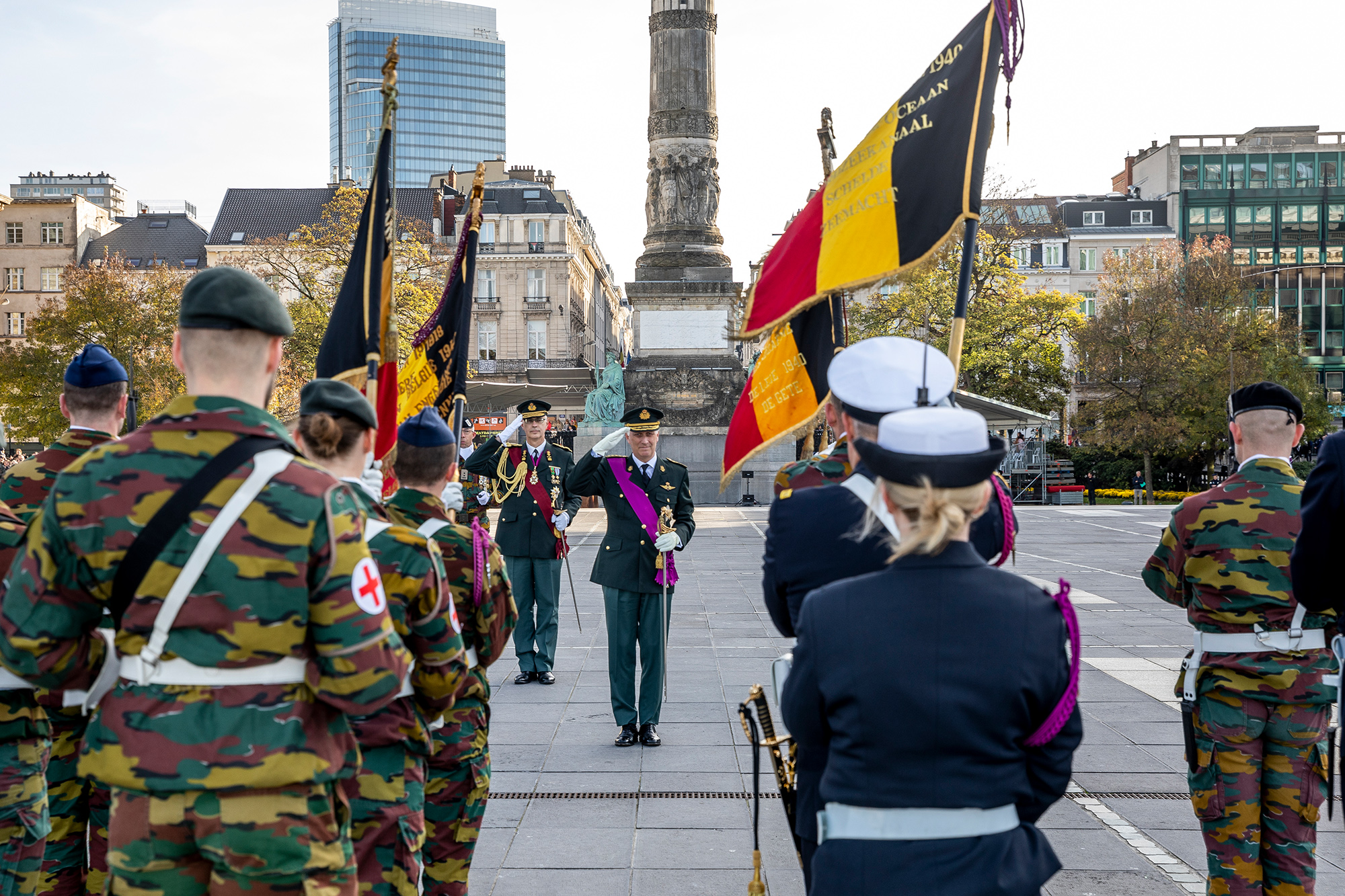 König Philippe am Freitag am Grab des unbekannten Soldaten in Brüssel (Bild: Hatim Kaghat/Belga)