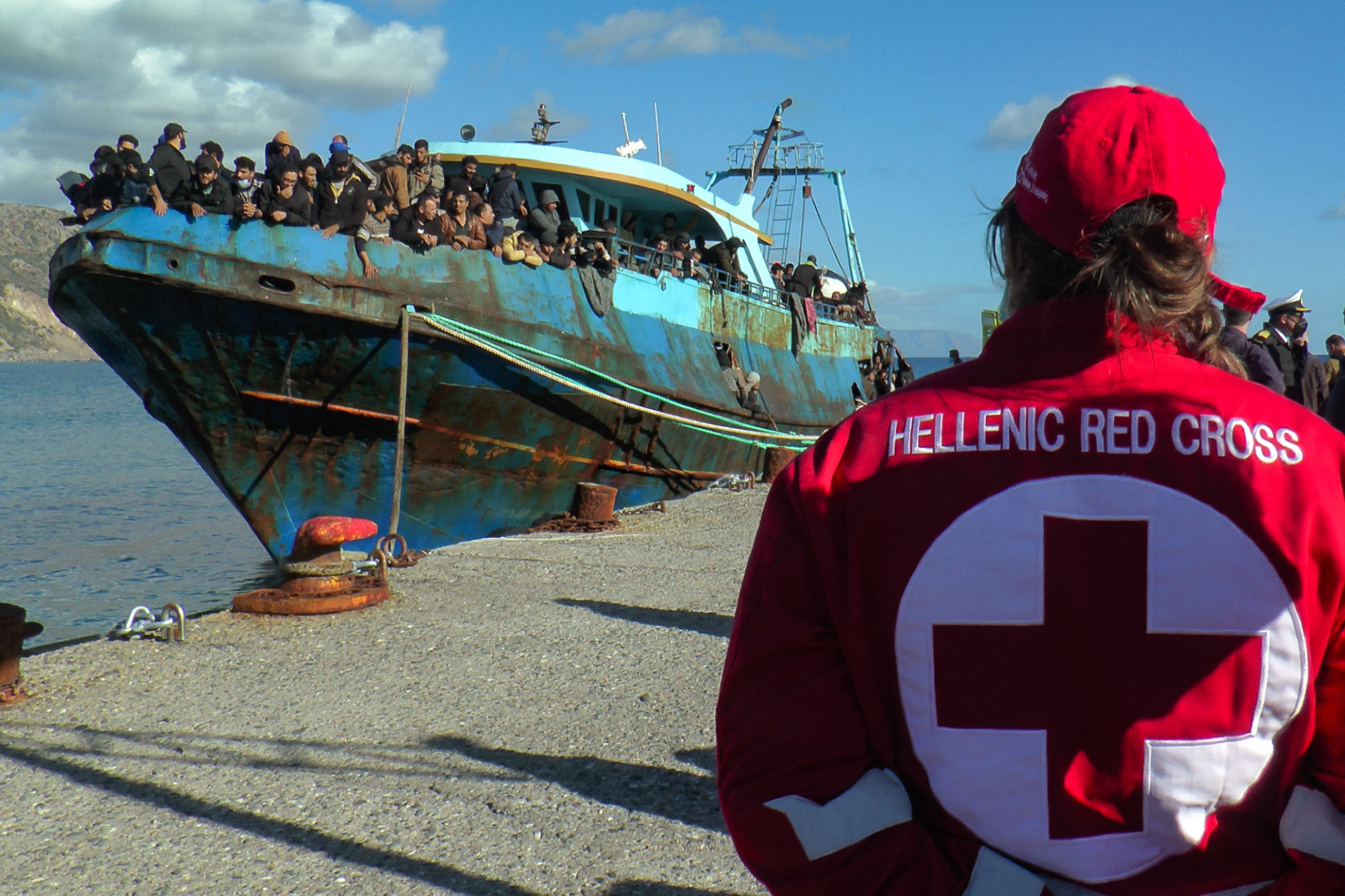 Boot mit Migranten im Hafen von Paleochora