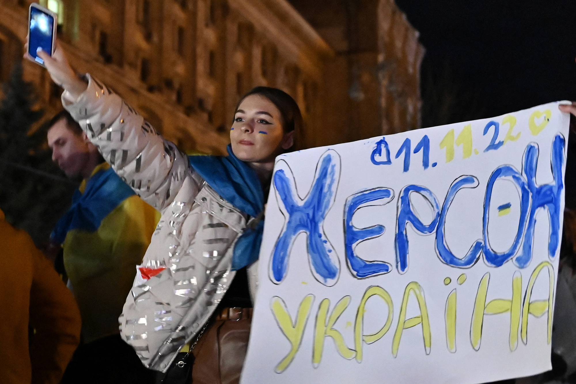 "11.11.2022 - Cherson - Ukraine": Menschen in Kiew feiern den Abzug der russischen Truppen aus Cherson (Bild: Genya Savilov/AFP)