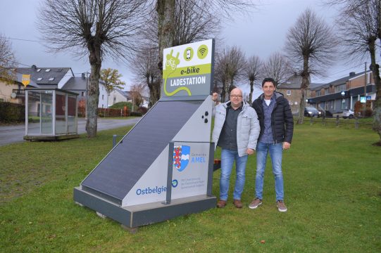 Autarke Ladestation für E-Bikes in Amel (Bild: Alan Bastin/GrenzEcho)