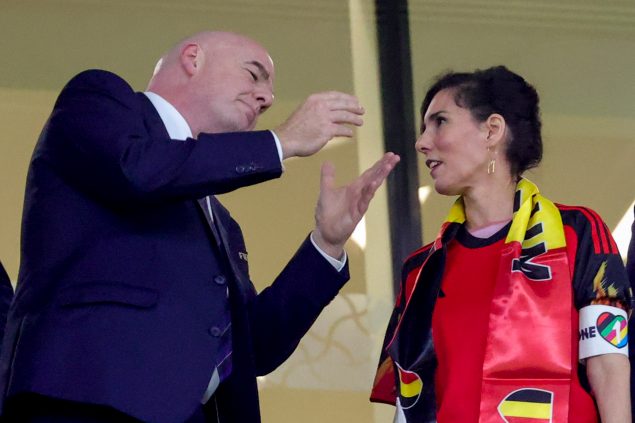Außenministerin Hadja Lahbib beim WM-Auftakt der Roten Teufel, während sie sich mit FIFA-Chef Infantino unterhält (Bild: Virginie Lefour/Belga)