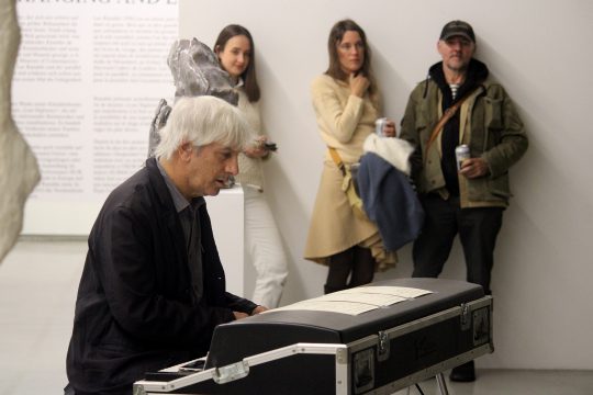 Lee Ranaldo, der beste Gitarrist der Welt, spielt Klavier (Bild: Andreas Lejeune/BRF)