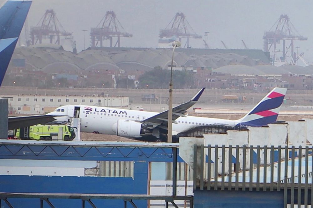 Flughafen von Lima: Flugzeug nach der Kollision mit einem Löschfahrzeug der Feuerwehr (Bild: Christian Sierra/AFPTV/AFP)