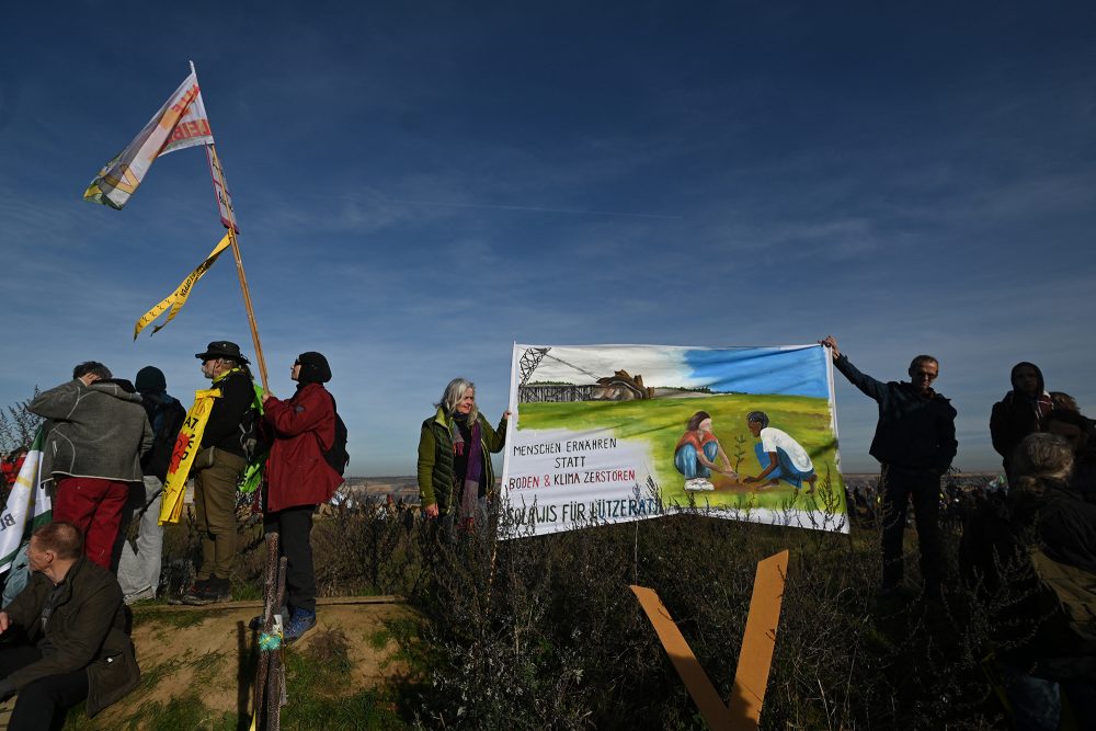 Demonstration gegen die Abbaggerung des Dorfes Lützerath am 12. November in Garzweiler (Bild: Ina Fassbender/AFP)