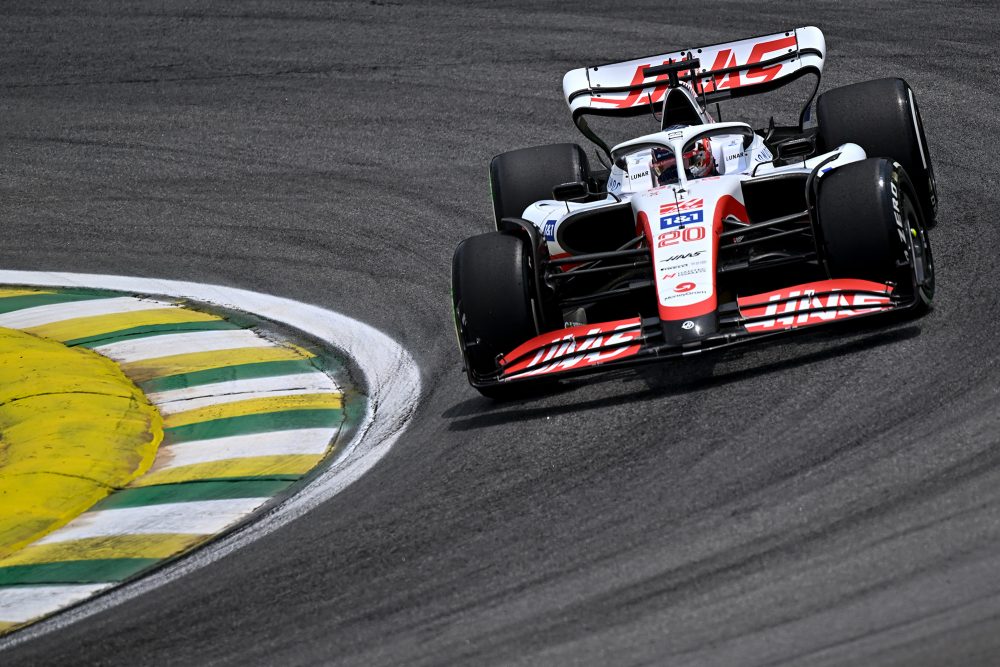 Kevin Magnussen holt eine Überraschungs-Pole für das Sprintrennen in Brasilien